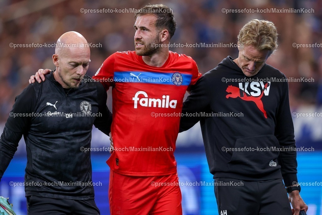S0413092501178 | 13.09.2025, Fußball, FC Schalke 04 - Holstein Kiel, 5.Spieltag, 2. Fußball Bundesliga, Veltins-Arena Gelsenkirchen, Saison 2025 2026: Marco Komenda (Holstein Kiel #03) muss verletzt das Spielfeld verlassen und ausgewechslet werden Schmerzen Verletzung  Fußverletzung DFB regulations prohibit any use of photographs as image sequences and or quasi-video.