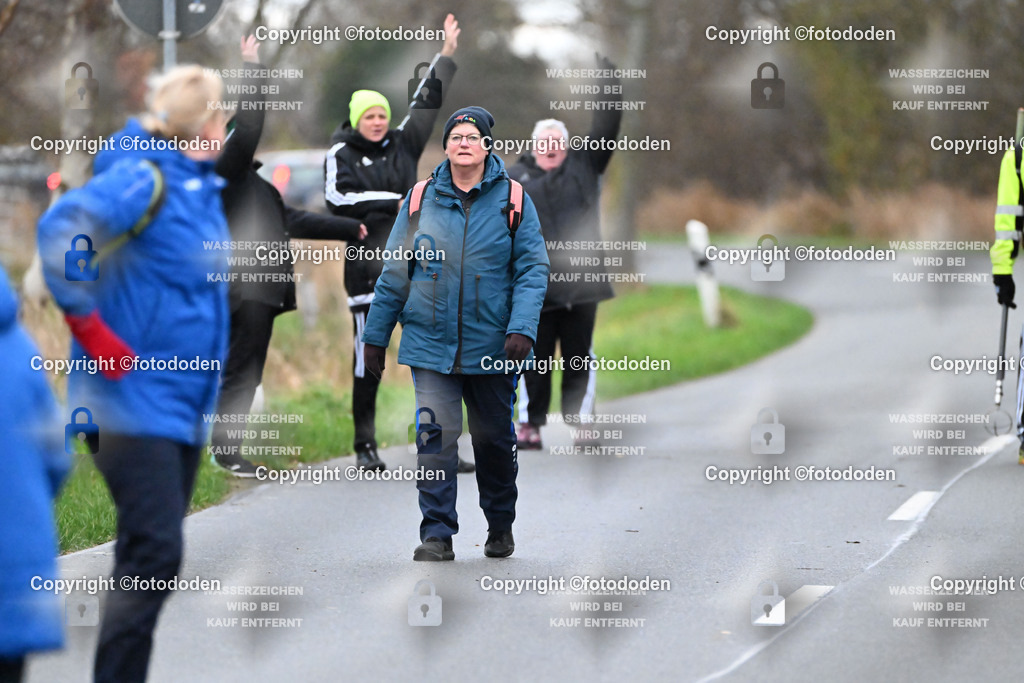 DSC_9344 | Helga Ballmann / Mamburg (mitte) im Hintergrund jubelt Utarp-Schweindorf