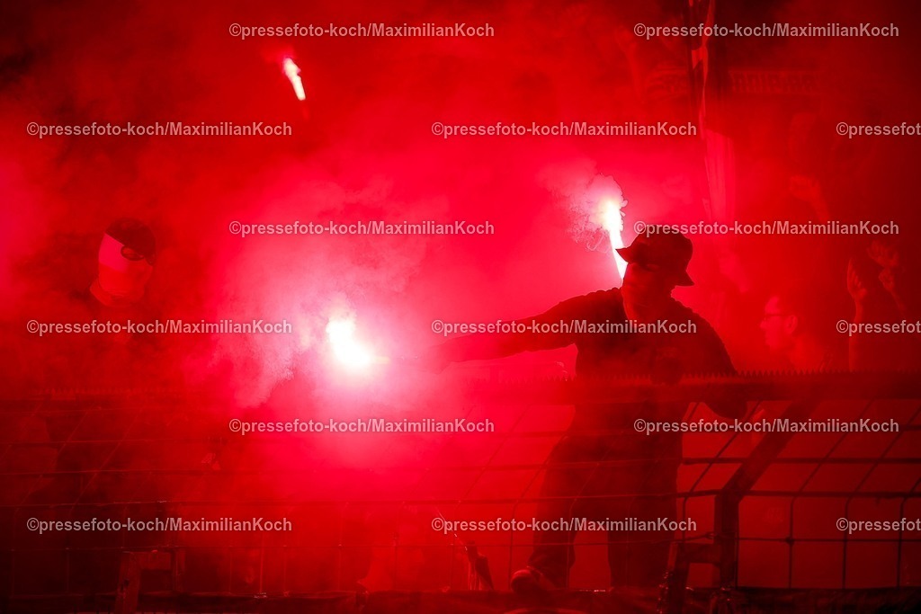 FKo26022601077 | 26.02.2026, Fußball, Landespokal Mittelrhein, SC Fortuna Köln - TSV Alemannia Aachen, Südstadion, Viertelfinale Bitburger-Pokal, Saison 2025 2026: Fans im vollen Gästeblock von Aachen machen Stimmung auf der Tribüne und zünden Bengalisches Feuer Bengalos Pyrotechnik  DFB regulations prohibit any use of photographs as image sequences and or quasi-video.