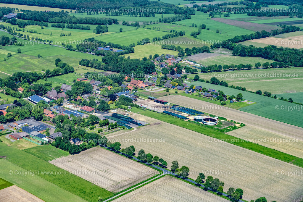 Farven_ELS_6968030622 | FARVEN 03.06.2022 Ortsansicht der Straßen und Häuser der Wohngebiete in Farven im Bundesland Niedersachsen, Deutschland. // Town View of the streets and houses of the residential areas in Farven in the state Lower Saxony, Germany. Foto: Martin Elsen