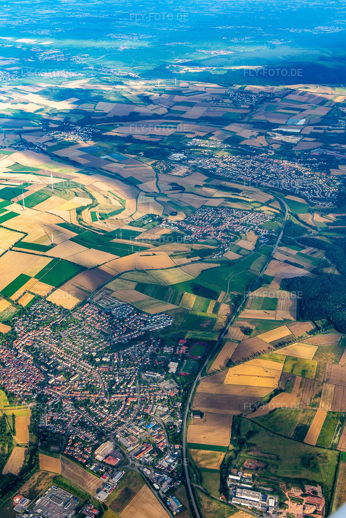 Luftbild: Ortsansicht aus Nordwesten in Göllheim im Bundesland Rheinland-Pfalz in Deutschland. Foto: IMG_142222.jpg vom 07.07.2024 durch Werner Riehm/FLY-FOTO.de