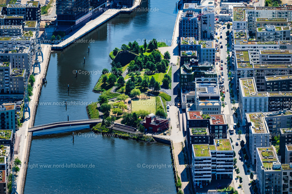 Hamburg_Baakenpark_Baakenhafen_Hafencity_ELS_696100625 | HAMBURG 20.06.2025 Parkanlage des Baakenpark am Neubaugebiet am Petersenkai entlang der Baakenallee im Ortsteil HafenCity in Hamburg, Deutschland. Weiterführende Informationen bei: AUG. PRIEN Bauunternehmung (GmbH & Co. KG),  BVE Bauverein der Elbgemeinden eG,  Baugenossenschaft Hamburger Wohnen eG,  HafenCity Hamburg GmbH,  Johann Daniel Lawaetz-Stiftung,  Richard Ditting GmbH & Co. KG,  bof architekten,  florian krieger - architektur und städtebau gmbh. // Park of the Baakenpark in the new building area on Petersenkai along the Baakenallee in the district HafenCity in Hamburg, Germany. Further information at: AUG. PRIEN Bauunternehmung (GmbH & Co. KG),  BVE Bauverein der Elbgemeinden eG,  Baugenossenschaft Hamburger Wohnen eG,  HafenCity Hamburg GmbH,  Johann Daniel Lawaetz-Stiftung,  Richard Ditting GmbH & Co. KG,  bof architekten,  florian krieger - architektur und staedtebau gmbh. Foto: Martin Elsen