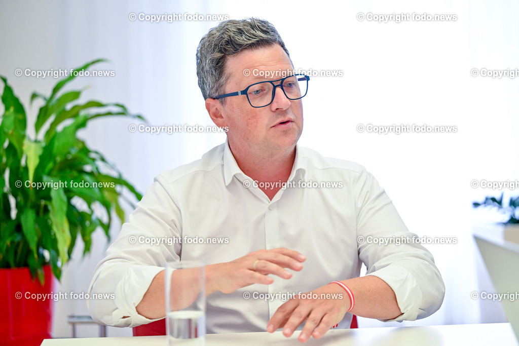 LR Michael Lindner (SP)_ 02.09.2024-19 | 02.09.2024, Linz, AUT, LR Michael Lindner (SP) im Bild LR Michael Lindner (SP,  Landesparteivorsitzender SPOE OE) waehrend eines Interview in seinem Buero in Linz