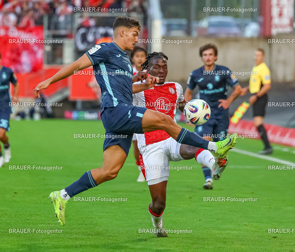 Rot-Weiss Essen - TSV 1860 München - 3.Liga | Essen, Deutschland, 01.08.2025Manuel Pfeifer (1860 München) im Kampf um den Ball mit Franci Bouebari (Rot-Weiss Essen)während des 3.Liga Spiels zwischen Rot-Weiss Essen- TSV 1860 München im Stadion an der Hafenstraße am 01.08.2025 in Essen. (Foto von Timo Bluhmki-Schmidt/ Brauer Fotoagentur)