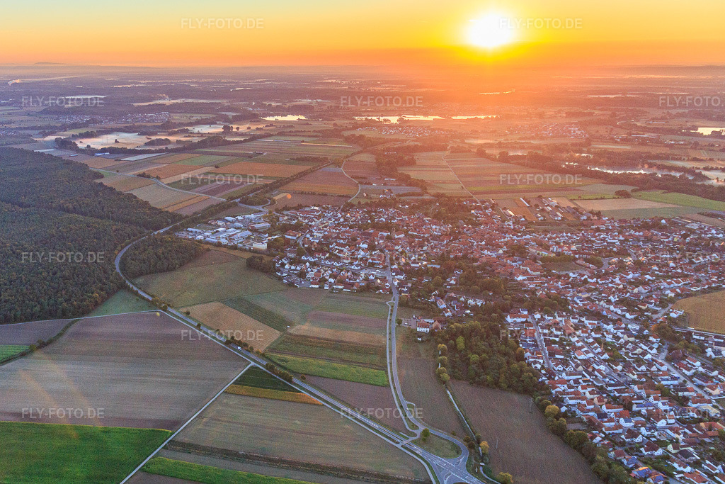 Luftbild: Sonnenaufgang über der Ortschaft in Rheinzabern im Bundesland Rheinland-Pfalz in Deutschland. Foto: IMG_110804.jpg vom 08.09.2018 durch Werner Riehm/FLY-FOTO.de