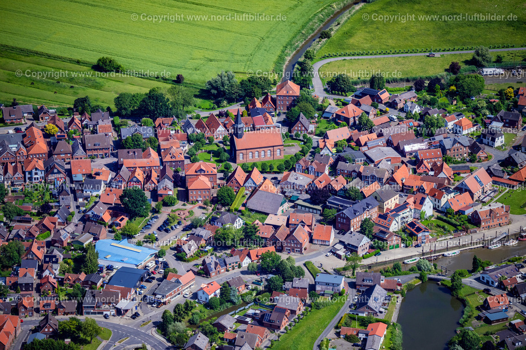 Freiburg_Kirche_Elbe_LK_Stade_ELS_3875130625 | FREIBURG (ELBE) 13.06.2025 Altstadtbereich, Hafen und Stadtzentrum an der Hauptstraße, Hühnerhörne in Freiburg (Elbe) im Bundesland Niedersachsen, Deutschland. // Old town area and city center on the main street, Huehnerhoerne in Freiburg (Elbe) in the state Lower Saxony, Germany. Foto: Martin Elsen