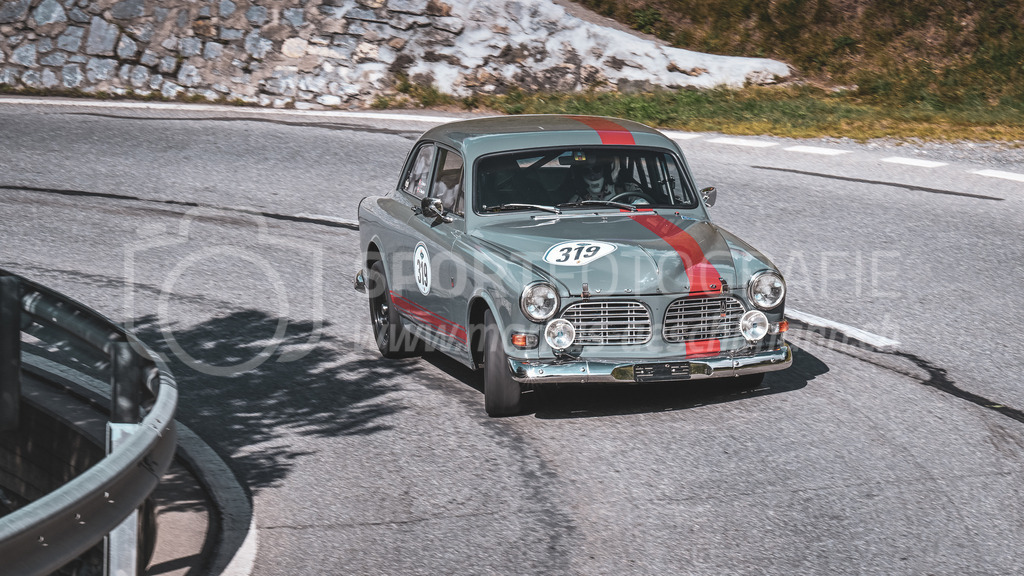 19. Arosa ClassicCar 2023 - 2. September 2023 | 19. Arosa ClassicCar 2023
Arosa, Schweiz
Treina André aus Weiningen mit der Startnummer 319 in einem Volvo 123 GT, Jahrgang 1969, in der Klasse Sport Trophy.
@arosaclassiccar, @arosa.official, #arosaclassiccar, #arosa, #76curves, #classiccar
Bild: Sportfotografie Markus Aeschimann | www.markus-aeschimann.ch - Realisiert mit Pictrs.com