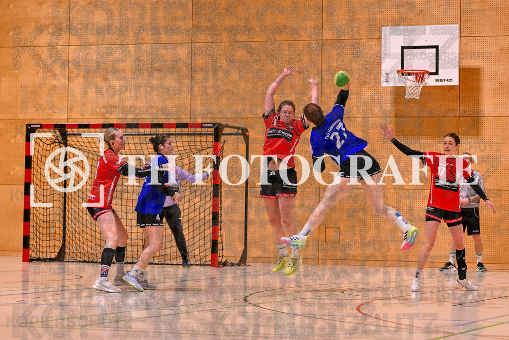 GER, SG Maulburg/Steinen - TuS Helmlingen, Handball, Suedbadenliga, 14. Spieltag, Saison 2023/2024, 17.02.2024 | Celine Thallner (TuS Helmlingen, #27) beim Wurf und im Duell mit Sabrina Gruber (SG Maulburg/Steinen, #71)

GER, SG Maulburg/Steinen - TuS Helmlingen, Handball, Suedbadenliga, 14. Spieltag, Saison 2023/2024, 17.02.2024

Foto: TH Fotografie/Thomas Hess