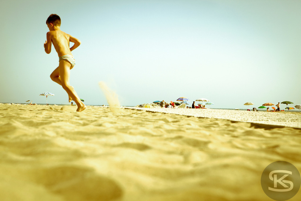 Beach Life - Momente am Meer: Alltag und Stille an der Adria | Dokumentarische Strandfotografie von der italienischen Adriaküste. Intime Aufnahmen von Caorle, Cavallino-Treporti und Eraclea Mare zeigen separierte Menschen in Momenten der Ruhe und Kontemplation. Eine fotografische Studie über Einsamkeit und Entspannung am Strand von Fotograf Stefan Kuhn. - Realisiert mit Pictrs.com