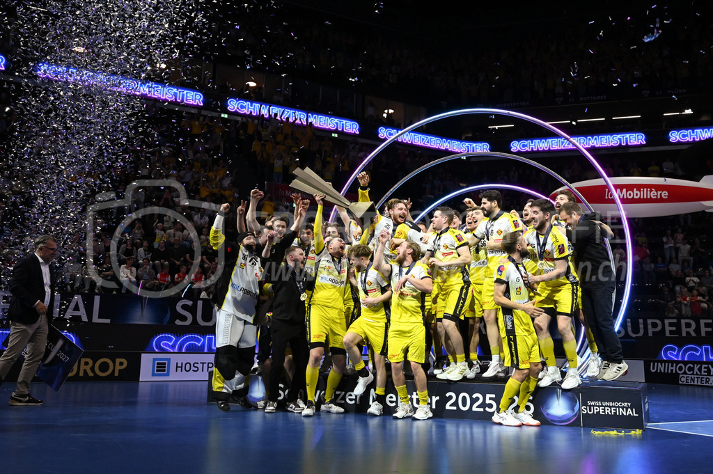 Zug United - HC Rychenberg - 25. April 2026 | Michel Wöcke (#22 HC Rychenberg Winterthur) präsentiert den Pokal seinen Mitspielern am L-UPL Superfinal-Spiel zwischen Zug United und HC Rychenberg am 25. April 2026 in der BCF Arena, Fribourg, Schweiz.Bild: Sportfotografie Markus Aeschimann | www.markus-aeschimann.ch - Realisiert mit Pictrs.com