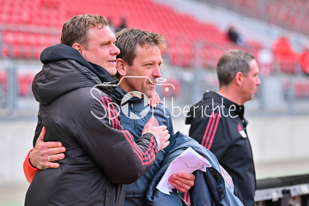 1. FC Nürnberg II - FC Bayern Amateure | NÜRNBERG, GERMANY - 21. APRIL: im Bild Andreas WOLF Trainer FCN II und Holger SEITZ Cheftrainer FC Bayern München II vor dem Match zwischen dem 1. FC Nürnberg II und den Amateuren des FC Bayern am 30. Spieltag der Regionalliga Bayern im Max-Morlock Stadion