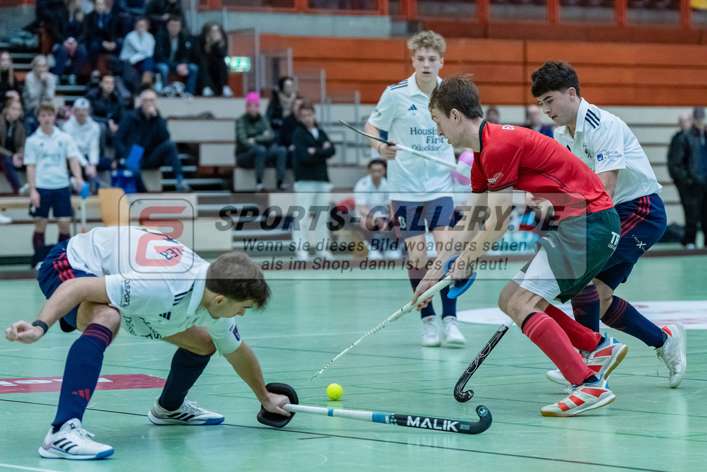 HK_20231217_107595 | 1. Bundesliga Herren Crefelder HC - Düsseldorfer HC  am 17.12.2023 Sporthalle Glockenspitz, Krefeld , Aumüller Leon ( Düsseldorfer HC #5 ) , Breucker Julius ( Crefelder HTC #2 )
