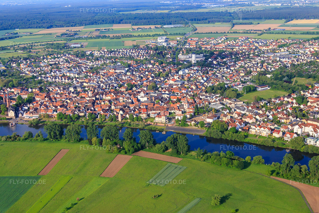 Luftbild: Stadtübersicht am Mainufer aus Nordosten mit Klostergarten Seligenstadt in Seligenstadt im Bundesland Hessen in Deutschland. Foto: IMG_088751.jpg vom 20.05.2016 durch Werner Riehm/FLY-FOTO.deLogo der Staatlichen Schlösser und Gärten Hessen - zur