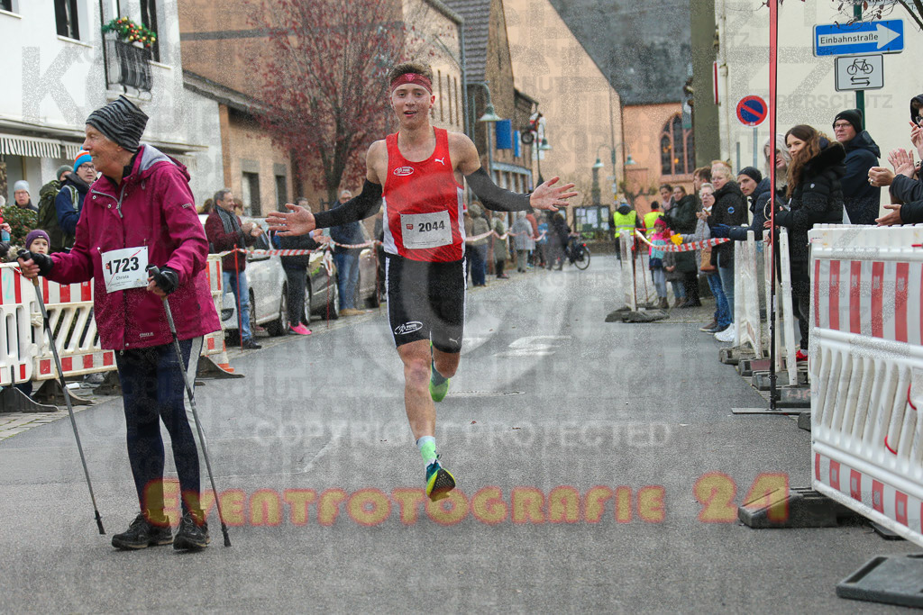 221127_1203_EX1_1895 | Sportfotografie im Rhein-Sieg Kreis, Köln, Bonn, NRW, Rheinland Pfalz, Hessen, etc. Unser Tätigkeitsfeld umfasst den Laufsport vom Volkslauf über den Marathon, Duathlon, Triathon bis zum Ultralauf wie Kölnpfad Ultra oder Schindertrail.