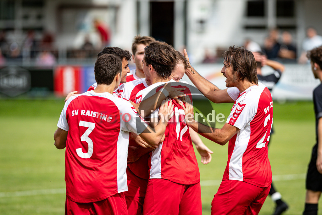 SV Raisting gegen MTV München | Fußball Herren Bezirksliga Oberbayern Süd 2025/26 9. Spieltag, SV Raisting gegen MTV München, 20250913,Torjubel nach Tor von Hermann SIGL (SV Raisting 4), 2025-09-13 in Raisting (Raiffeisen Arena Raisting), Florian FLATH (SV Raisting 3), Gianluca ZANDT (SV Raisting Kapitän 19), Hermann SIGL (SV Raisting 4), Luca SIGL (SV Raisting 17), Henri GERSBACH (SV Raisting 24), Copyright: WolfgangxLindner www.foto-lindner.de