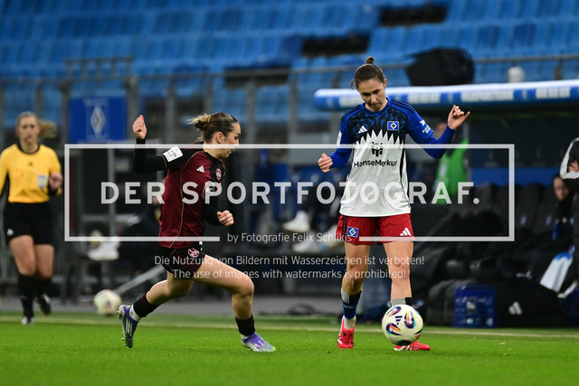 Fußball I Frauen I Saison 2025-2026 I Bundesliga I 10. Spieltag I Hamburger SV - 1. FC Nürnberg I 48145 | Lara Meroni (11, 1. FC Nürnberg) Maria Mikolajova (27, Hamburger SV) - Realisiert mit Pictrs.com