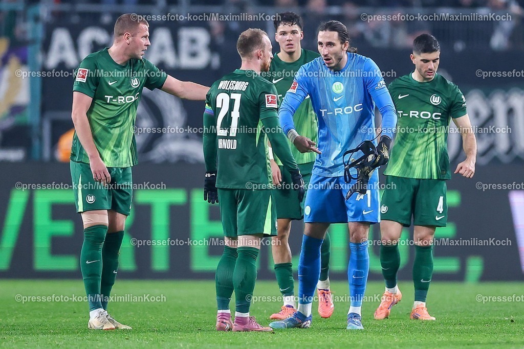 BMG13122502214 | 13.12.2025, Fußball, Borussia Mönchengladbach - VfL Wolfsburg, 1. Fußball Bundesliga, 14.Spieltag, Borussia-Park, Saison 2025 2026: Torwart Kamil Grabara&nbsp;(VfL Wolfsburg #01) neben Maximilian Arnold&nbsp;(VfL Wolfsburg #27) gestikulierend auf dem Spielfeld    DFB regulations prohibit any use of photographs as image sequences and or quasi-video.