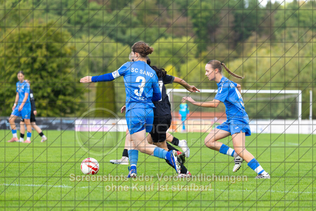 20261010_141819_0242_(c)_by_PhotoPeet | #,1.FC Donzdorf (schwarz) vs. SC Sand (blau), Fußball, EnBW-Oberliga B -Juniorinnen, 05. Spieltag, Saison 2026/2027, Rasenplatz Lautertal Stadion, Süßener Straße 16, 73072 Donzdorf, 10.10.2026 - 14:00 Uhr,Foto: PhotoPeet / Sport- &amp; Eventfotografie / Peter Harich