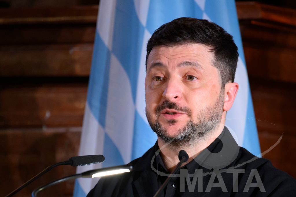 _DWA0948 | Politiker Wolodymyr Selenskyj, Präsident der Ukraine, in der Residenz vor der Verleihung des Ewald-von-Kleist-Preis. Der diesjährige Ewald-von-Kleist-Preis wird am Rande der Münchner Sicherheitskonferenz 2026 an das ukrainische Volk vergeben. München, 14.02.2026 Bayern Deutschland - Realisiert mit Pictrs.com