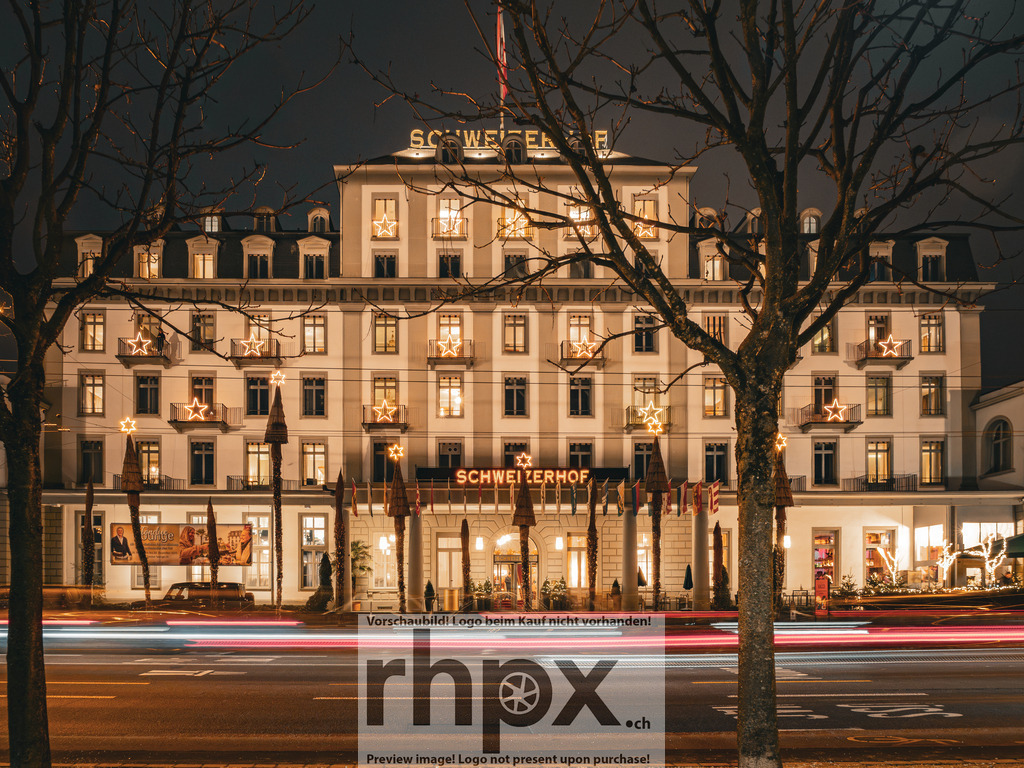 Schweizerhof Lichterglanz | <p><strong>Tradition. Lichter. Dynamik.</strong></p>
<p>Das prächtige Hotel Schweizerhof in Luzern erstrahlt in festlichem Glanz, während die vorbeiziehenden Lichter der Stadt dynamische Spuren in die Nacht zeichnen. Ein faszinierendes Zusammenspiel aus historischer Eleganz und urbanem Puls zur Weihnachtszeit.</p> - Realisiert mit Pictrs.com