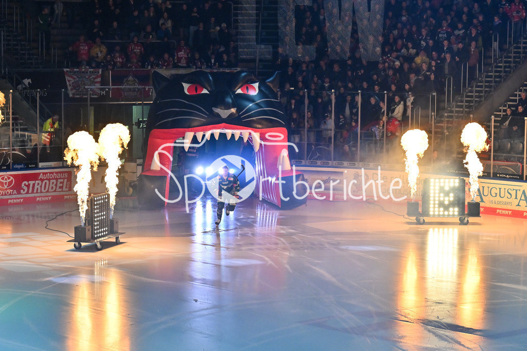 Augsburger Panther - Fischtown Pinguins | Der Einlauf der Augsburger Panther beim match zwischen den Augsburger Panthern und den Fischtown Pinguins am 15. Spieltag der Penny DEL im Curt Frenzel Stadion am 28.10.2025 / Alexander BLANK (Augsburger Panther 26)