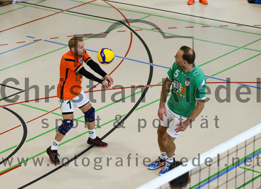 2022-11-12_025_TuS_Oberding_gegen_SC_Freising_II | Oberding, Deutschland, 12.11.2022:
Volleyball, Bezirksliga Ost 2022 / 2023, 7. Spieltag, TuS Oberding gegen MTV Pfaffenhofen II, Endergebnis: 3:2

Bernd Walter (TuS Oberding, #1), Andre Paul (TuS Oberding, #5)

Foto: Christian Riedel / fotografie-riedel.net