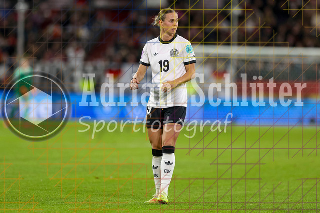Deutschland vs Frankreich - Halbfinale - UEFA Women's Nations League | Düsseldorf, Deutschland, 24.10.25:   Klara Bühl ( Deutschland ) schaut waehrend des Halbfinals der UEFA Women's Nations League zwischen Deutschland vs Frankreich in der Merkur-Spiel-Arena(Foto von Brauer-Fotoagentur / Adrian Schlueter)