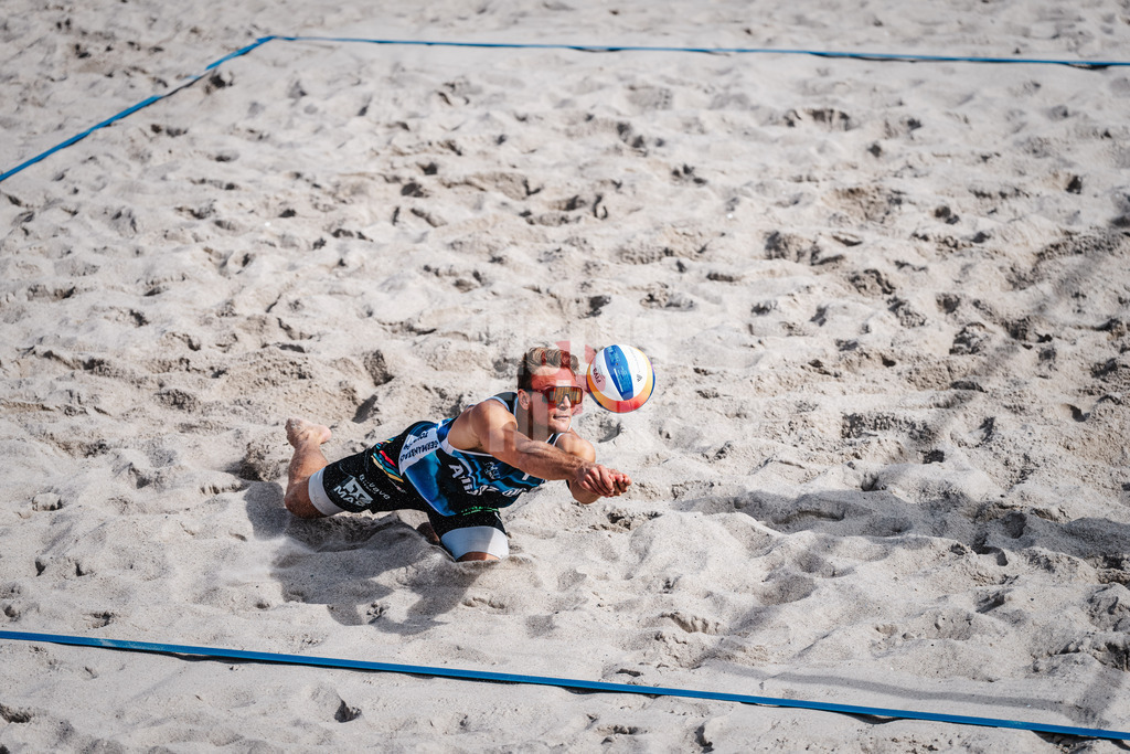 Beachvolleyball | Männer | Allianz German Beach Tour 2024 | Tourstop Kühlungsborn 2 | 17.08.2024 | Daniel Kirchner springt zum Ball