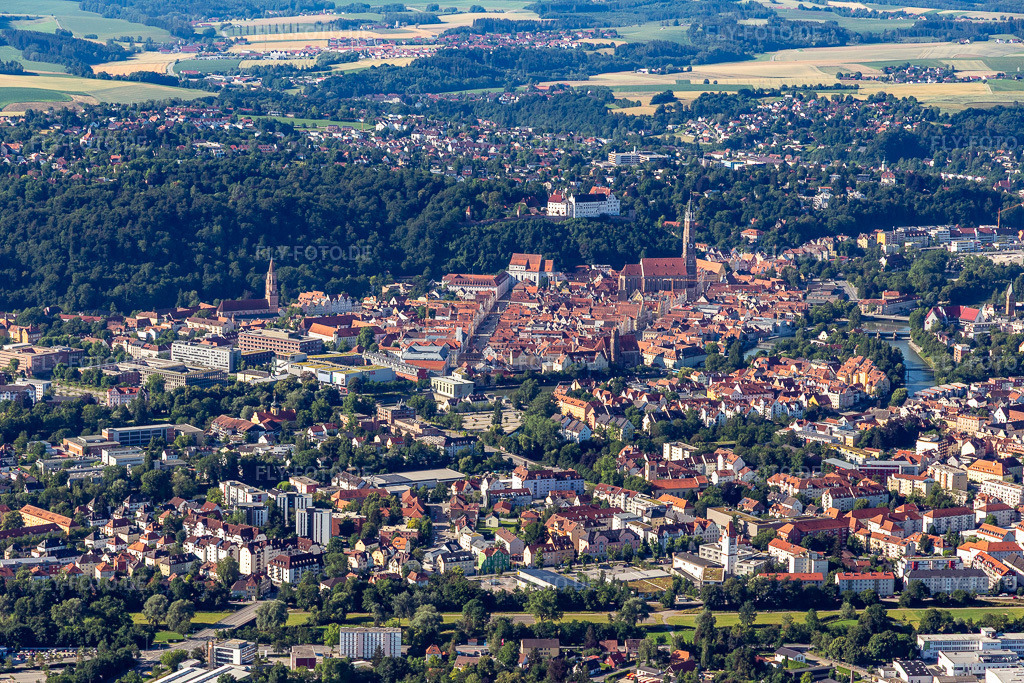 Luftbild: Neustadt und Altstadt Landshut in Landshut im Bundesland Bayern in Deutschland. – Foto: IMG_133092.jpg vom 03.07.2022 durch Werner Riehm/FLY-FOTO.de – Auflösung des Originals: 5472 x 3648 px – Stadt Landshut