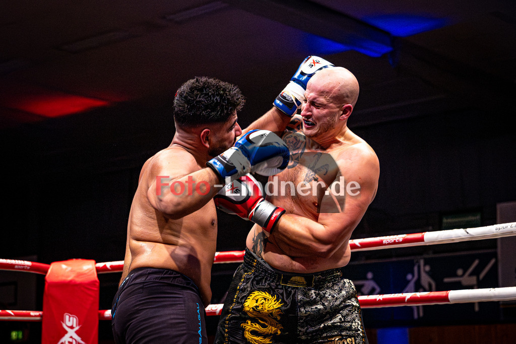 Daniell Sengül (Sportclub Allgäu) blau gegen Niklas Haeggberg (Kampfsport Kosaric) rot | MFA Fight Night K1 +91kg Kampf 10, Daniell Sengül (Sportclub Allgäu) blau gegen Niklas Haeggberg (Kampfsport Kosaric) rot, 20251108,,2025-11-08 in Penzberg (Wellenberghalle Penzberg), Copyright: WolfgangxLindner www.foto-lindner.de