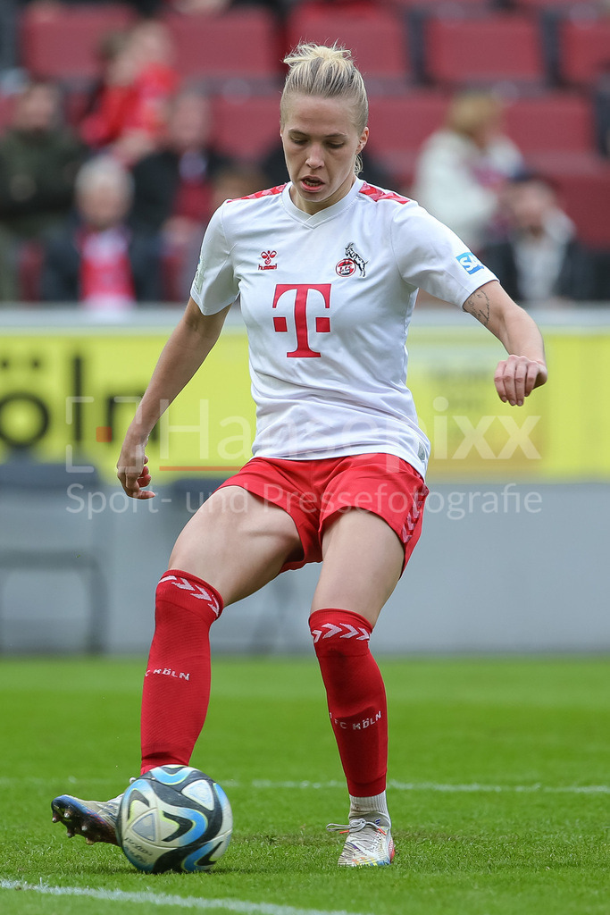Fussball, Google Pixel Frauen-Bundesliga, 1. FC Köln - SV Werder Bremen | v.li.: Celina Degen (1. FC Köln, 5) am Ball, Freisteller, Einzelbild, Ganzkörper, Aktion, Action, Spielszene, DIE DFB-RICHTLINIEN UNTERSAGEN JEGLICHE NUTZUNG VON FOTOS ALS SEQUENZBILDER UND/ODER VIDEOÄHNLICHE FOTOSTRECKEN. DFB REGULATIONS PROHIBIT ANY USE OF PHOTOGRAPHS AS IMAGE SEQUENCES AND/OR QUASI-VIDEO.