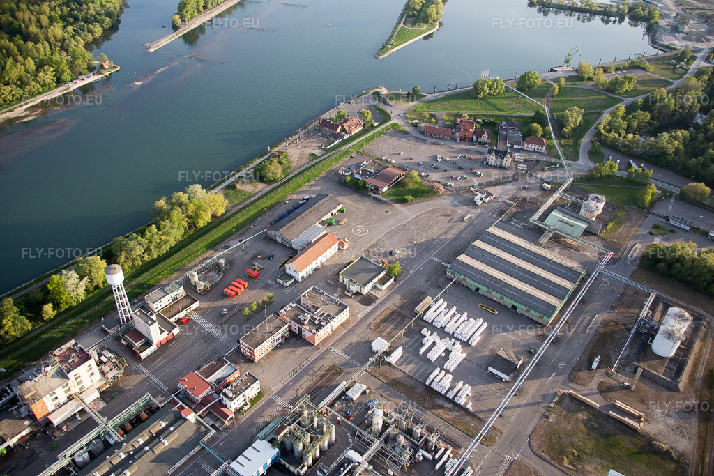 Vue aérienne: L'industrie sur le Rhin à Lauterbourg dans le département Bas Rhin, France.Photo: IMG_077989.jpg prise le 24/04/2015 par Werner Riehm/FLY-FOTO.euRésolution de l'original: 5472 x 3648 px