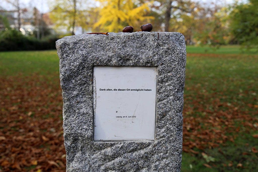 Foto: Leipzig - Gedenkstätte für die verstorbenen Kinder Leipzigs | Das Team hinter BILDLEXIKON LEIPZIG bündelt historische wie aktuelle Informationen über die Stadt Leipzig in Text und Bild auf einer Plattform und stellt diese der interessierten Öffentlichkeit zur Verfügung.