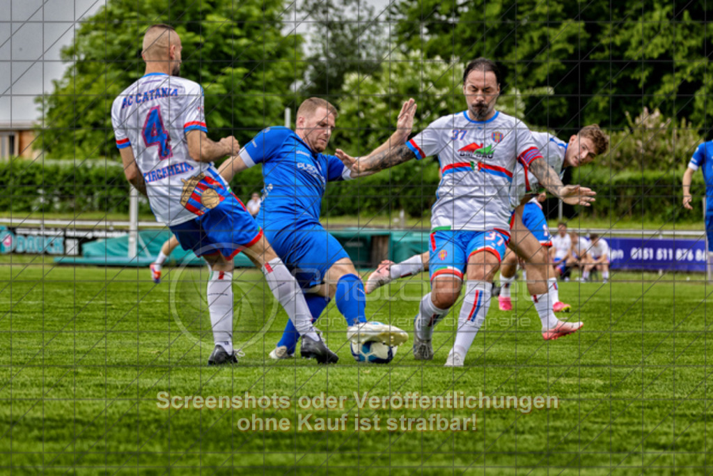 20250601_151555_0116-Bearbeitet | Michael Renner (1.FC Eislingen #09)1.FC Eislingen (blau) vs. AC Catania Kirchheim (weiß), Fußball, Bezirksliga - Bezirk Neckar/Fils, 29. Spieltag, Saison 2024/2025, Rasenplatz, Eichbachstation, Haldenstraße, 73054 Eislingen, 01.06.2025 - 15:00 Uhr,Foto: PhotoPeet-Sportfotografie/Peter Harich