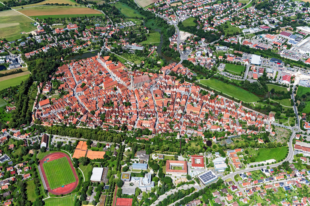 dr__0045631.jpg | DINKELSBüHL 18.06.2024 Altstadtbereich und Innenstadtzentrum in Dinkelsbühl im Bundesland Bayern, Deutschland. // Old Town area and city center in Dinkelsbuehl in the state Bavaria, Germany. Foto: Daniel Reiter