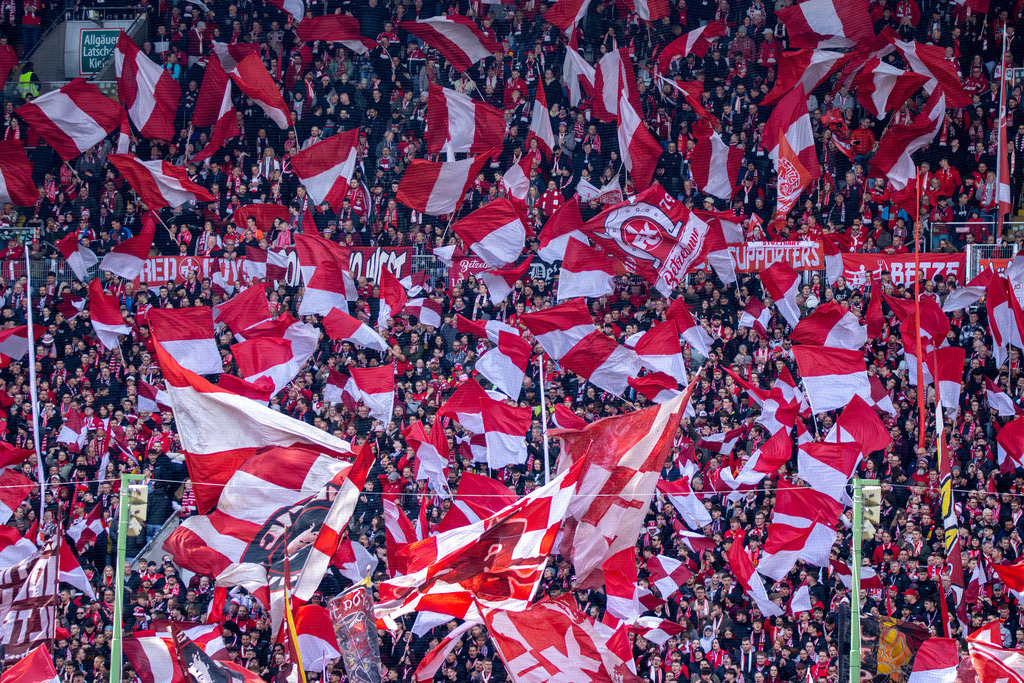 Kaiserslautern, 20.04.2024: Fans in der Westkurve des Fritz-Walter-Stadions. 42.168 Zuschauer sahen die Partei gegen den SV Wehen Wiesbaden. Der Zuschauerschnitt in dieser Saison liegt derzeit bei über 43.000 | Kaiserslautern, 20.04.2024: Fans in der Westkurve des Fritz-Walter-Stadions. 42.168 Zuschauer sahen die Partei gegen den SV Wehen Wiesbaden. Der Zuschauerschnitt in dieser Saison liegt derzeit bei über 43.000 - Realisiert mit Pictrs.com