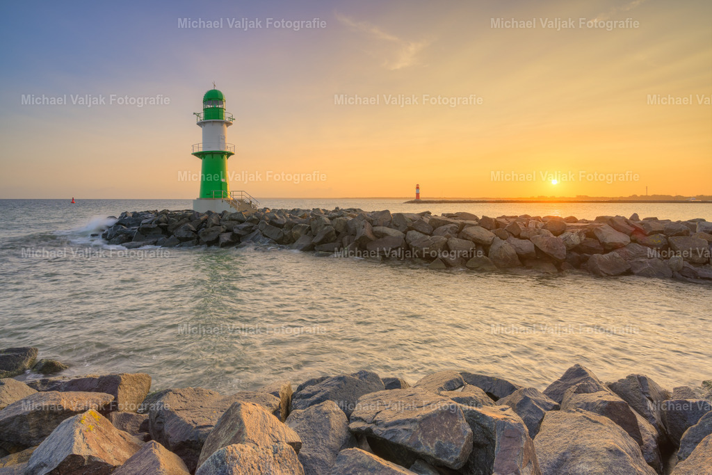 Leuchtfeuer Warnemünde bei Sonnenaufgang | Blick zu den beiden Leuchtfeuern auf der West- und Ostmole der Hafeneinfahrt in Warnemünde kurz nach Sonnenaufgang. - Realisiert mit Pictrs.com
