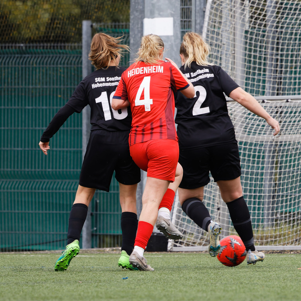 FCHHOH_251005_9783 | 1.FC Heidenheim 1846 II vs. SGM Hohenmemmingen/Sontheim, Fußball, Frauen, Bezirksliga, 2025/2026, 4. Spieltag, 05.10.2025 in Heidenheim, Kunstrasen b. Voith-Arena West(Foto: Michael Bulling) - Realisiert mit Pictrs.com