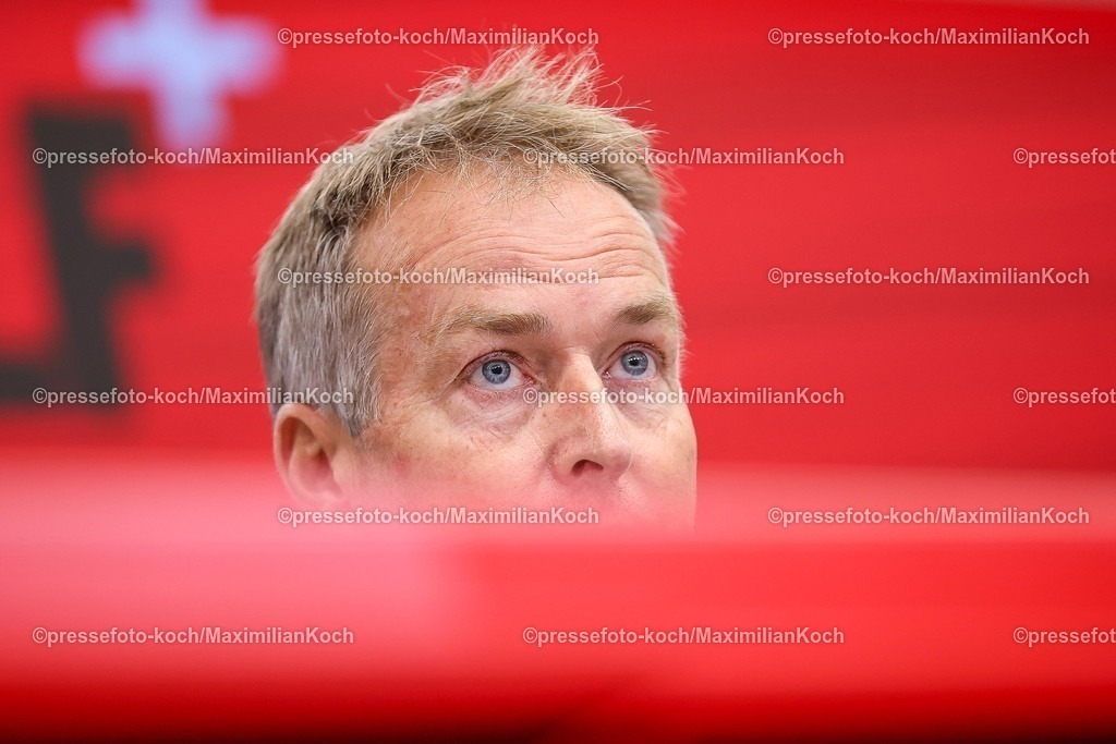 B0411092501021 | 11.09.2025, Fußball, Pressekonferenz Bayer 04 Leverkusen mit Cheftrainer Kasper Hjulmand vor dem Bundesliga Spiel gegen Eintracht Frankfurt in der BayArena, Saison 2025 2026 DFB regulations prohibit any use of photographs as image sequences and or quasi-video.