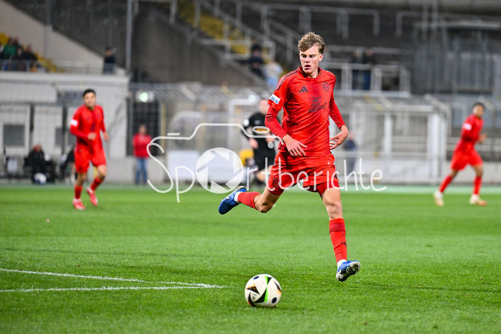 FC Bayern Amateure - SpVgg Hankofen-Hailing | am Ball Jonathan Asp JENSEN (FC Bayern München II #11) / Einzelfoto / Freisteller / Regionalliga Bayern: FC Bayern Muenchen II - SpVgg Hankofen-Hailing, Gruenwalder Stadion am 28.03.2025