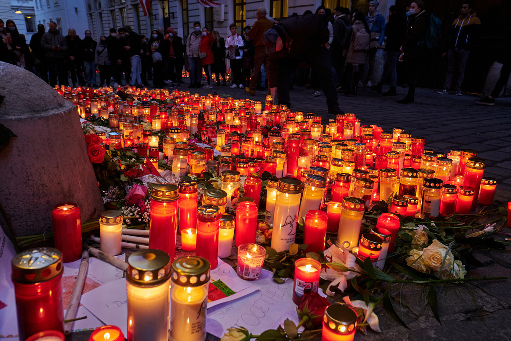 Kerzen und Blumen zum Gedenken | Wien, Austria - November 06, 2020: Gedenken an den Terroranschlag vom 02.11.2020, Kerzen und Blumen zum Gedenken an die Opfer am Abend. - Realisiert mit Pictrs.com
