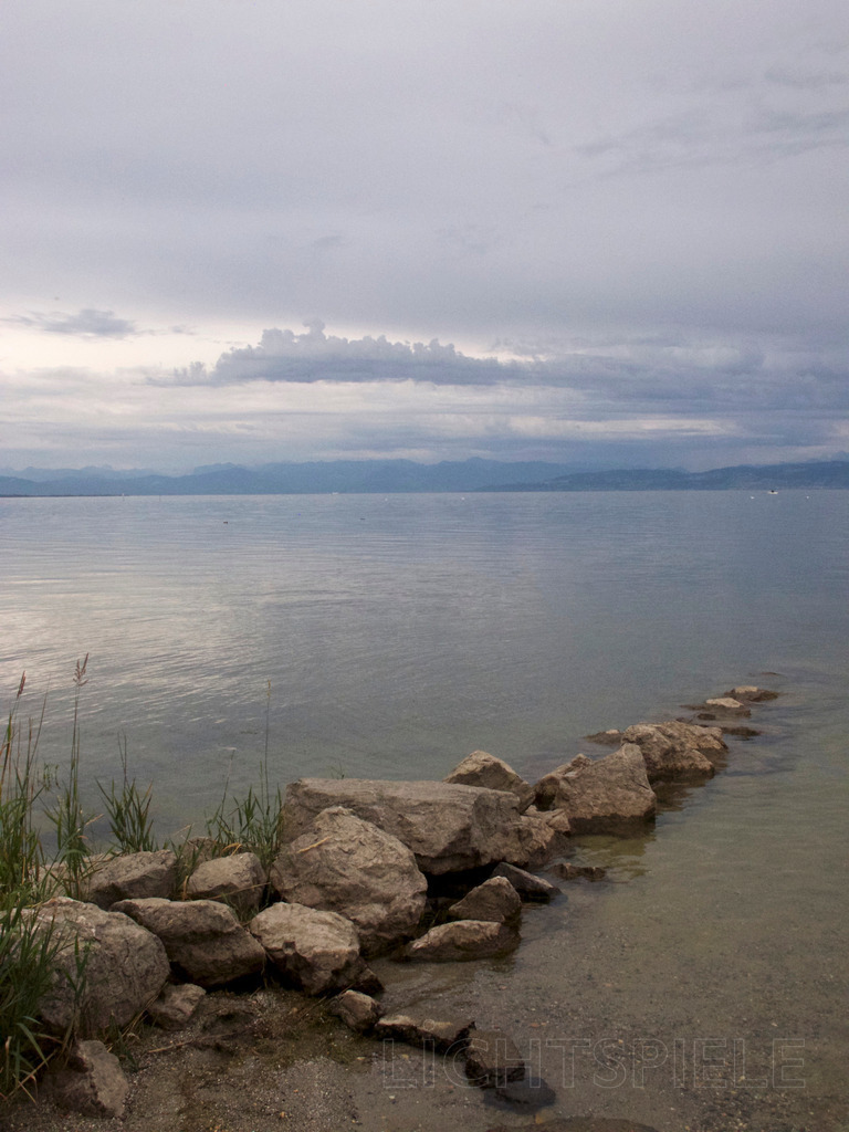 Eintauchen | Steine am Bodensee-Ufer - Realisiert mit Pictrs.com