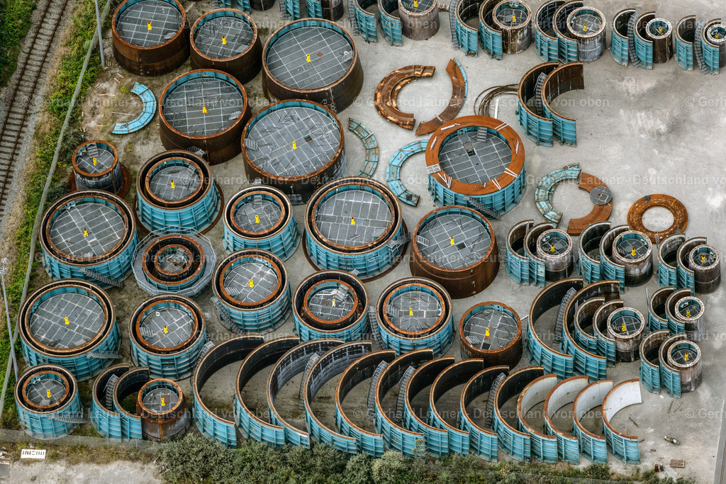 4038528 | EMDEN 09.08.2020 Werksgelände zur Herstellung der Baugruppen und Module für WEA Windenergieanlagen und Windradsegmenten Zum Südkai in Emden im Bundesland Niedersachsen, Deutschland. Weiterführende Informationen bei: Bettels Betonfertigteile GmbH,  Götze Stahl- und Anlagentechnik GmbH. // Factory site for the production of assemblies and modules for wind turbines and wind turbine segments in Emden in the state Lower Saxony, Germany. Further information at: Bettels Betonfertigteile GmbH,  Goetze Stahl- und Anlagentechnik GmbH. Foto: Gerhard Launer