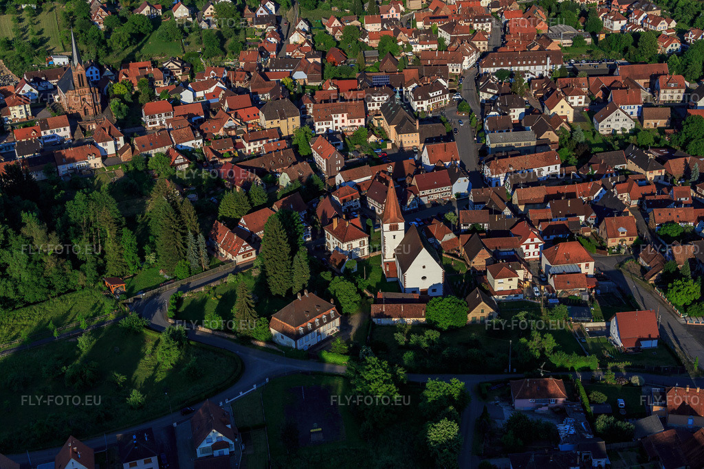 Vue aérienne: Rue du Château avec l'église protestante à Lembach dans le département Bas Rhin, France.Photo: IMG_080267.jpg prise le 05/06/2015 par Werner Riehm/FLY-FOTO.euRésolution de l'original: 5472 x 3648 px