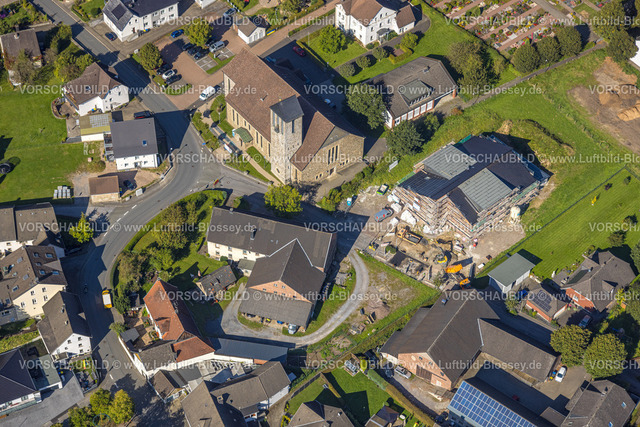 Balve230907935 | Luftbild, Kirche Heilige Drei Könige, Baustelle mit Neubau neben der Kirche, Garbeck, Balve, Sauerland, Nordrhein-Westfalen, Deutschland