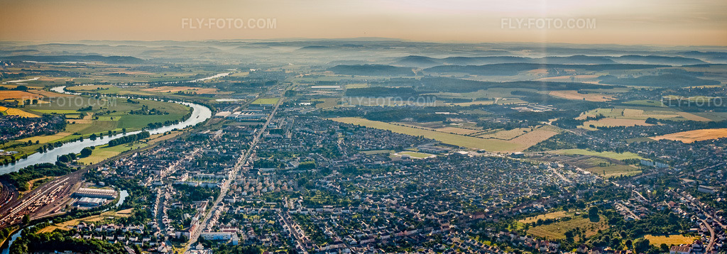 Aerial view: City panorama from the south in the district Romains Roosevelt in Yutz in the state Moselle, France. – Photo: IMG_29539-Bearbeitet.jpg taken on 06/27/2010 by Werner Riehm/FLY-FOTO.com – Resolution of the original: 7675 x 2682 px