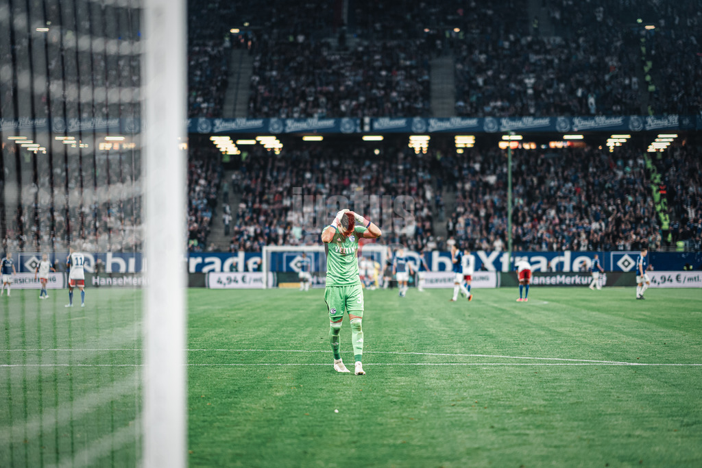 Fußball | Männer | Saison 2023/2024 | 2. Fußball-Bundesliga | 1. Spieltag | Hamburger SV vs. FC Schalke 04 | 28.07.2023 | Ralf Fährmann (#1, FC Schalke 04) ärgert sich und ist enttäuscht