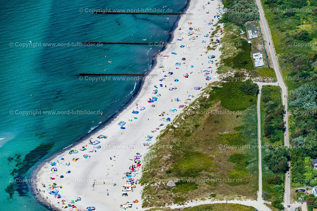 Wustrow_ELS_5517100822 | OSTSEEBAD WUSTROW 10.08.2022 Strandkorb- Reihen am Sand- Strand im Küstenbereich der Ostsee in Ostseebad Wustrow im Bundesland Mecklenburg-Vorpommern, Deutschland. Weiterführende Informationen bei: Kurverwaltung Ostseebad Wustrow. // Beach chair on the sandy beach ranks in the coastal area of Baltic Sea in Ostseebad Wustrow in the state Mecklenburg - Western Pomerania, Germany. Further information at: Kurverwaltung Ostseebad Wustrow. Foto: Martin Elsen