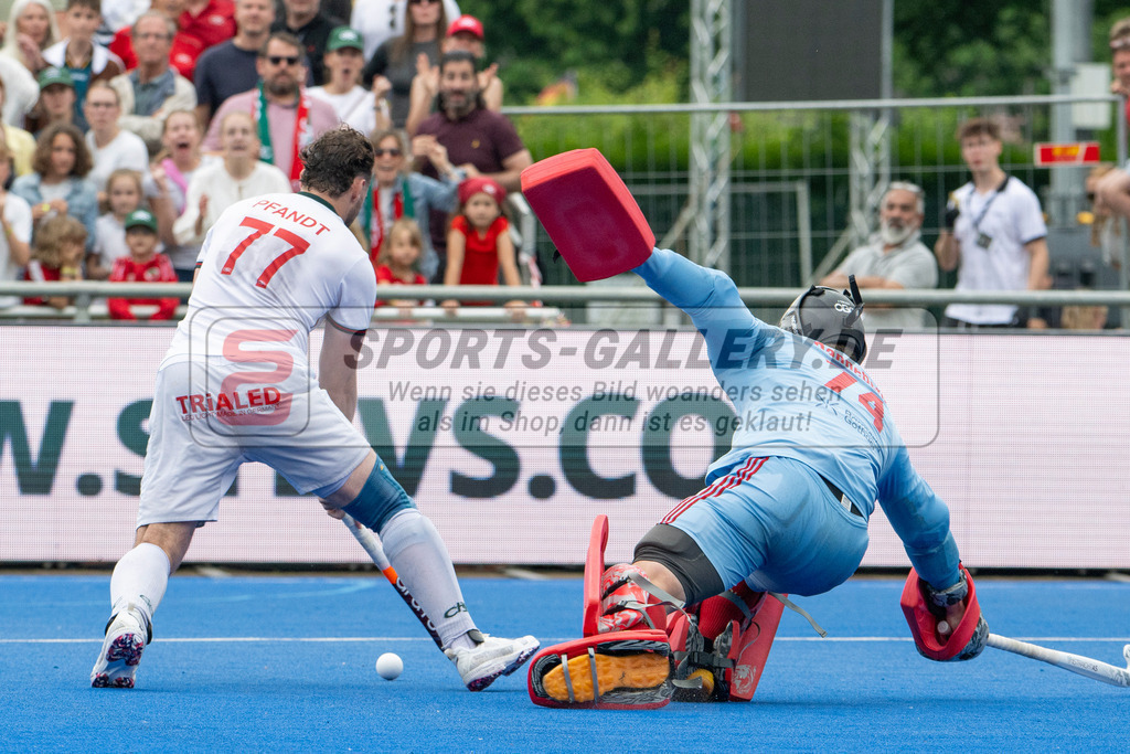 Final4_20250601-1556-Z09_4942 | Krefeld, Deutschland, 01.06.2025:  Feldhockey Final4 2025 – „Deutsche Feldhockey-Meisterschaften 2025“ Crefelder HTC - Rot-Weiss Köln (Finale Herren) im Gerd-Wellen-Hockeyanlage am 01.06.2025 in Krefeld, Deutschland. (Foto von Kramhöller/Fehrmann/Kaste)Krefeld, Germany, 01.06.2025: Feldhockey Final4 2025 – „Deutsche Feldhockey-Meisterschaften 2025“ Harvestehuder HTC - Düsseldorfer HC (Finale Damen) in Gerd-Wellen-Hockeyanlage at 01.06.2025 in Krefeld, Deutschland. (Foto from Kramhöller/Fehrmann/Kaste)