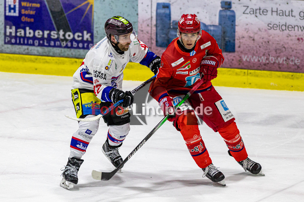 EC Peiting vs Deggendorfer SC | Eishockey Oberliga Süd 2023/2024, EC Peiting vs Deggendorfer SC, 20231230,
Duell zwischen Carter POPOFF (DSC 42) und Leon VAN DER LINDE (ECP 55),
2023-12-30 in Peiting (Eisstadion)
42 Carter POPOFF (DSC 42), 55 Leon VAN DER LINDE (ECP 55)
Copyright: WolfgangxLindner foto-lindner.de